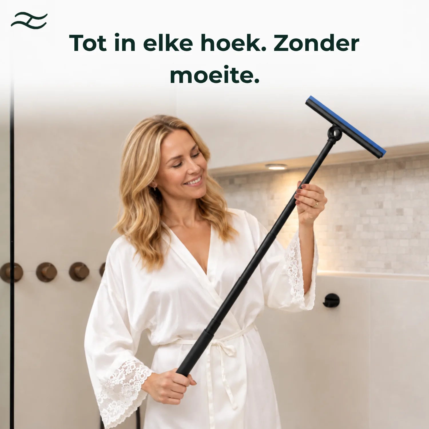 Vrouw in een lichte badkamer houdt de uitgeschoven Helderbad raamwisser vast